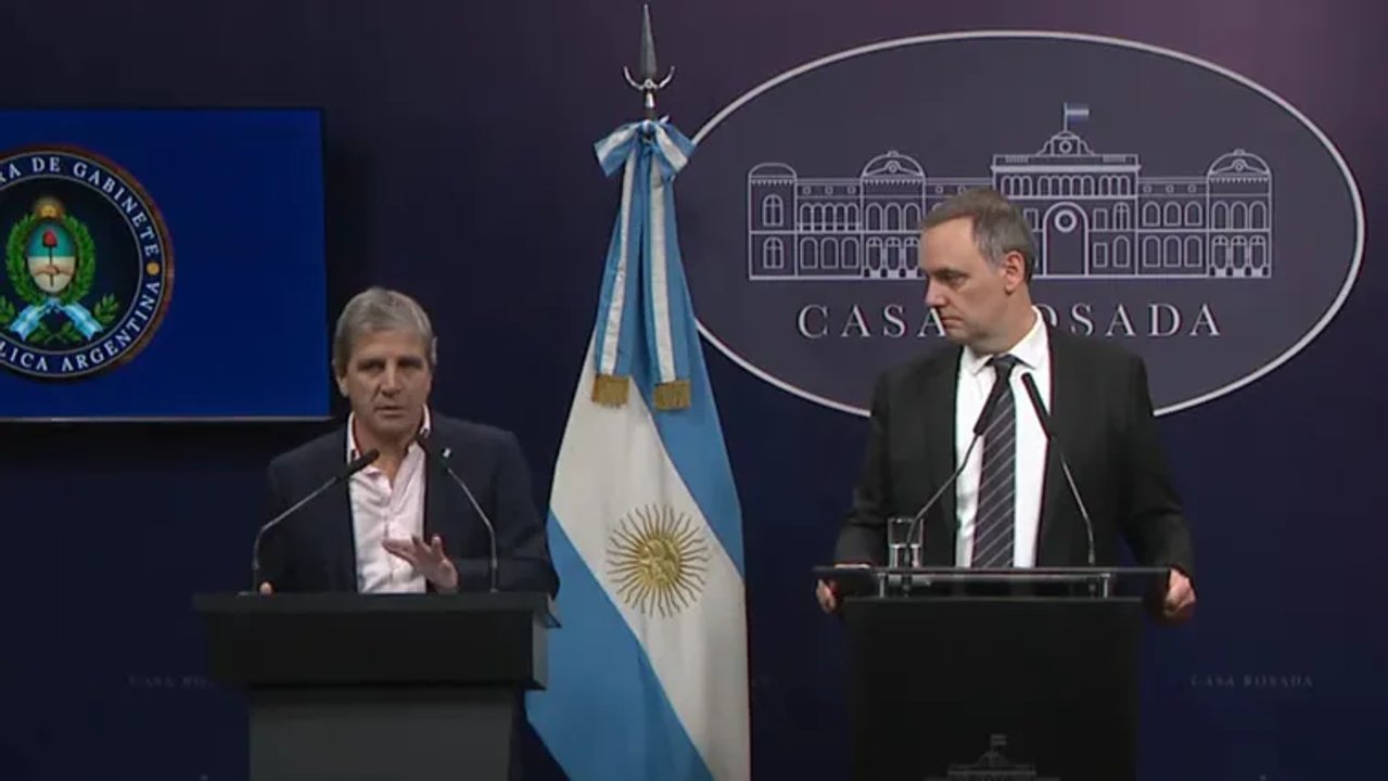 Imagen para el artículo: La reacción de Caputo y los memes por el periodista que preguntó por el "Riesgo Adorni"