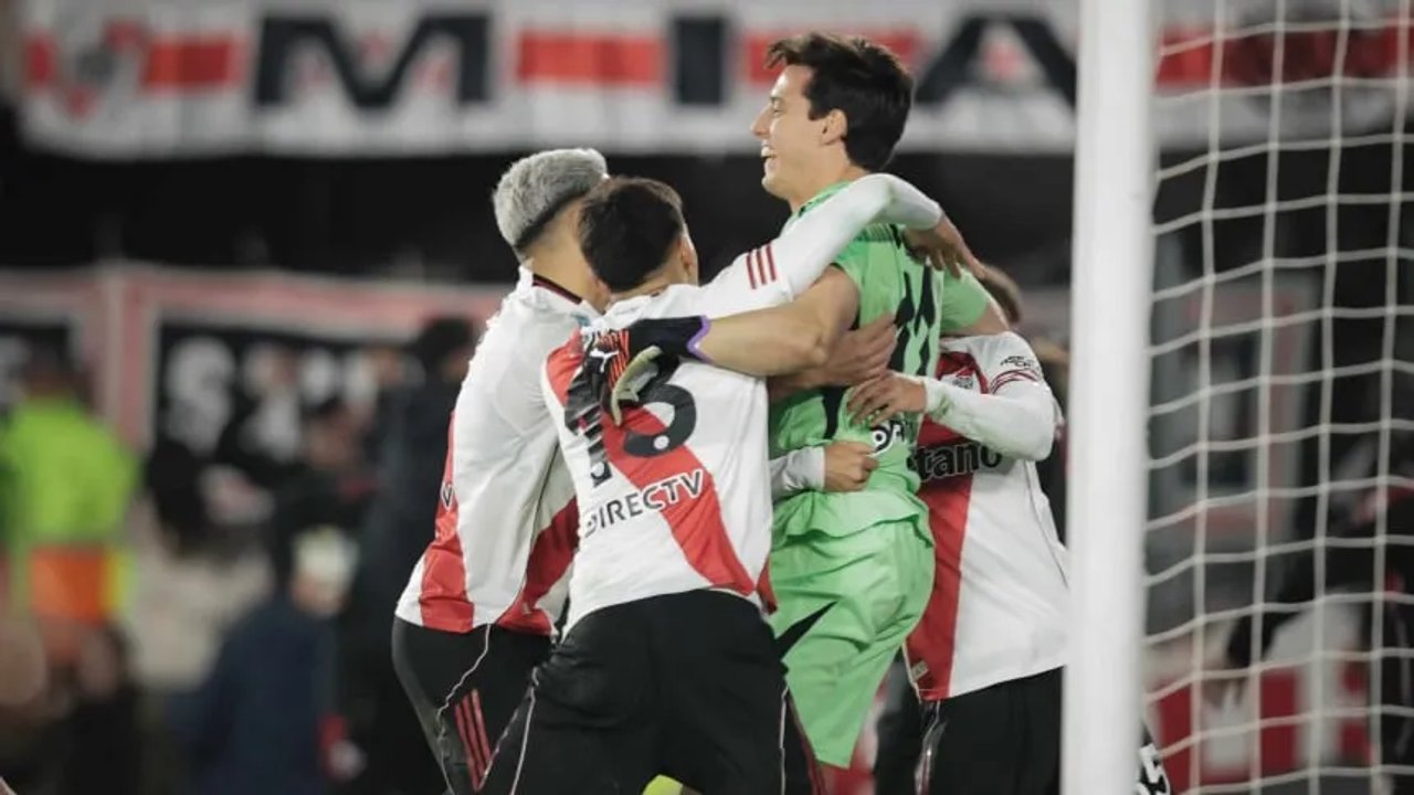 Imagen para el artículo: Del “que se vayan todos” a la clasificación: los memes por el épico partido que River le ganó a San Lorenzo en los penales