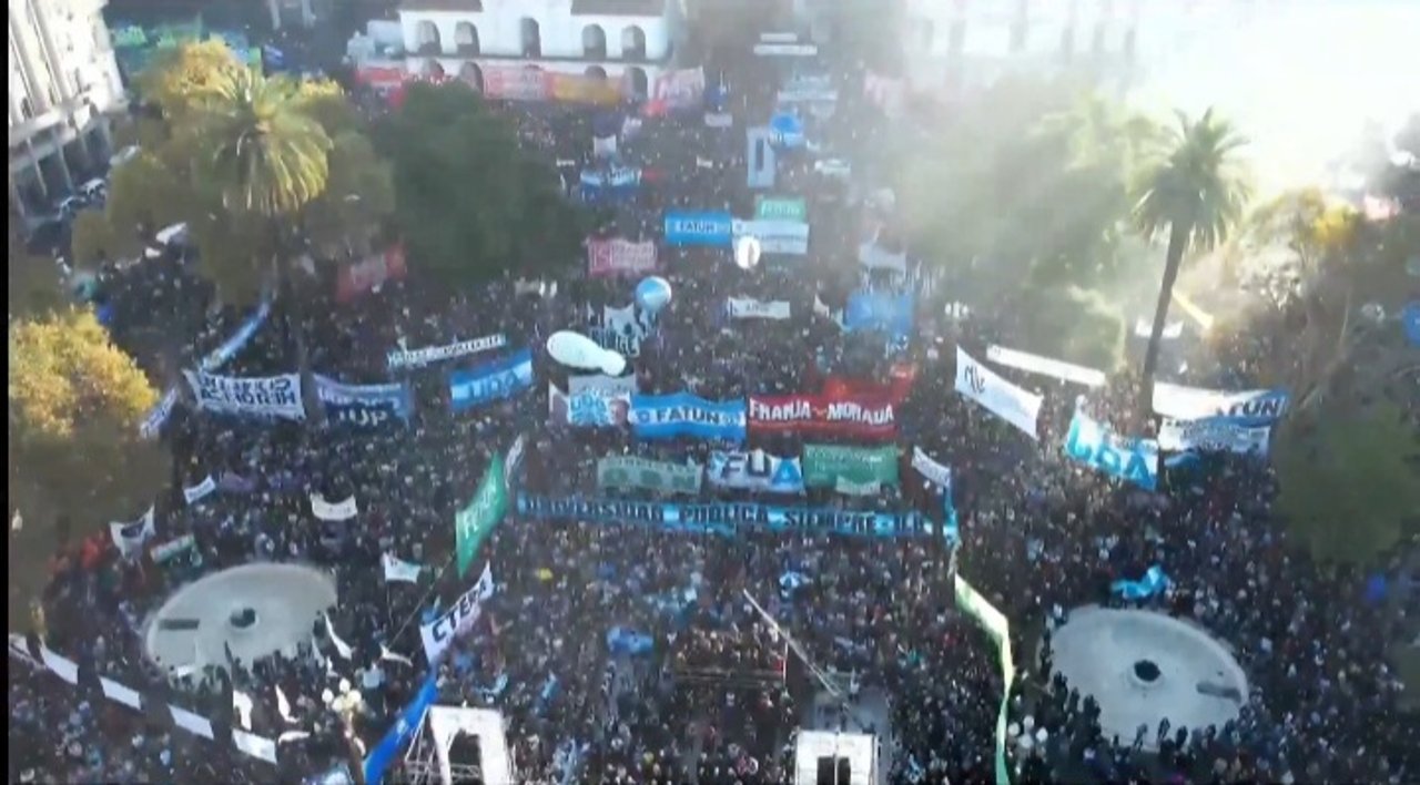 Imagen para el artículo: El emotivo momento que se vivió con los universitarios cantando el himno en una Plaza de Mayo desbordada