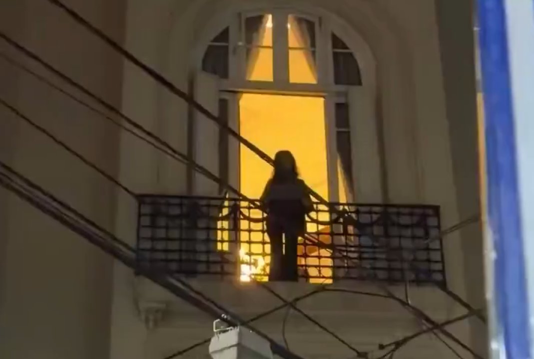 Imagen para el artículo: Parte de la marcha universitaria pasó por la casa de Cristina y se dio un momento muy emotivo