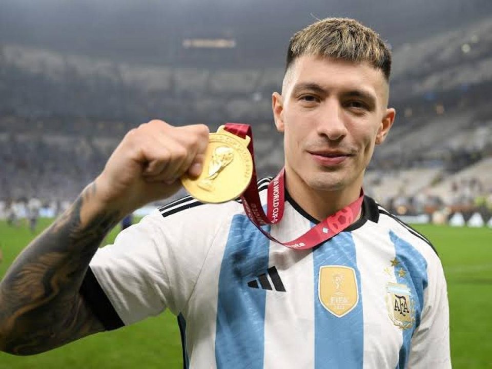 Imagen para el artículo: Lisandro Martínez reveló que pudo “desarrollar su lado femenino” y que le “encanta llorar"