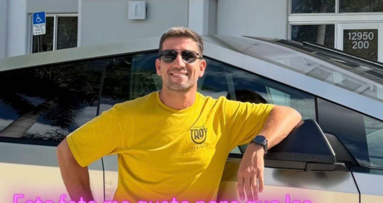 Imagen para el artículo: Un diputado libertario apareció manejando un cybertruck en el Congreso y generó polémica
