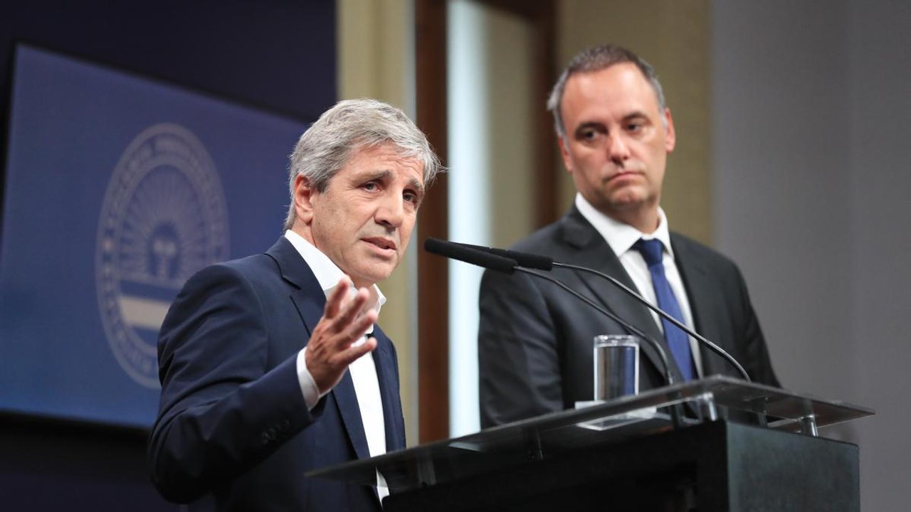 Imagen para el artículo: Manuel Adorni quiso celebrar un supuesto logro del país, felicitando a Caputo y las redes dicen lo suyo
