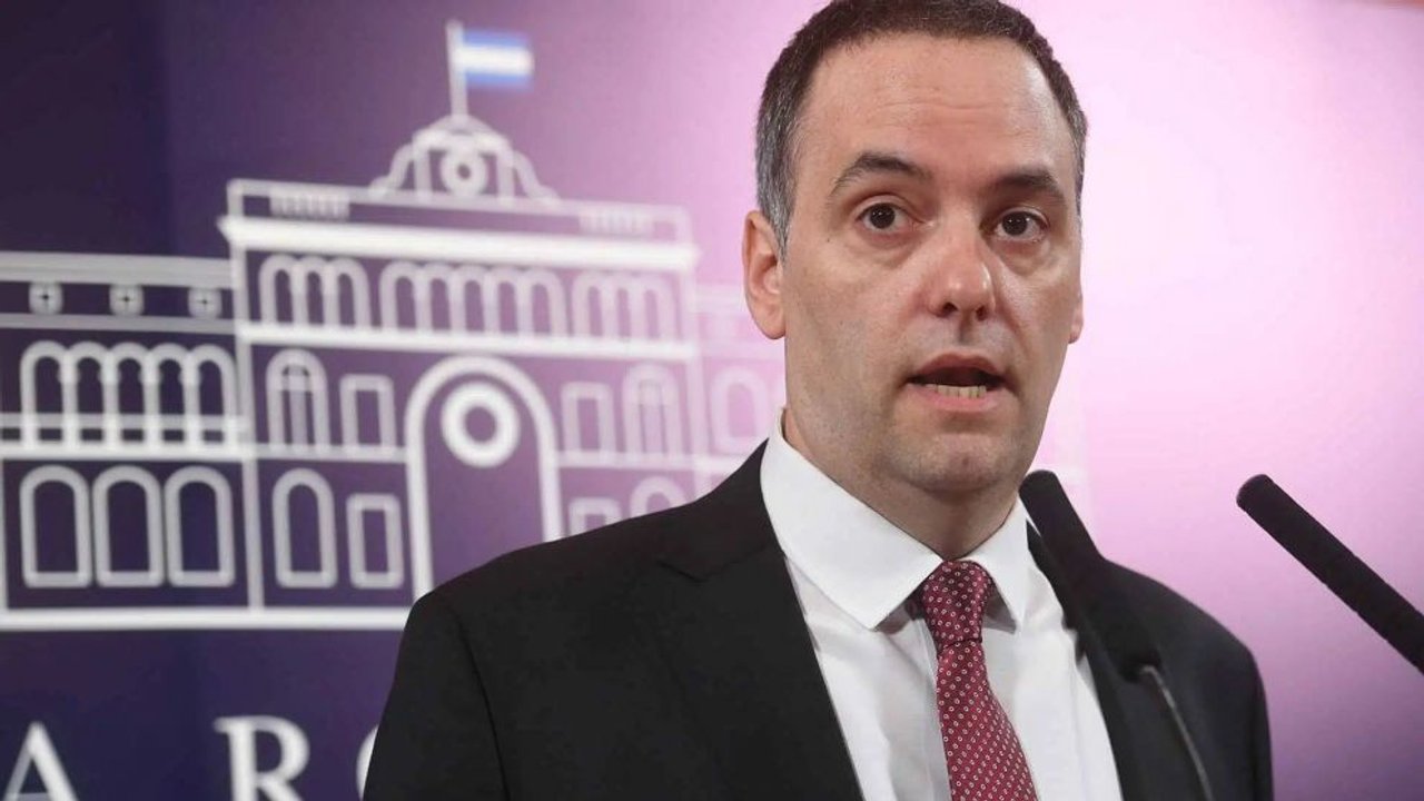 Imagen para el artículo: Manuel Adorni quiso celebrar el índice de inflación y la gente le pregunta por sus finanzas personales