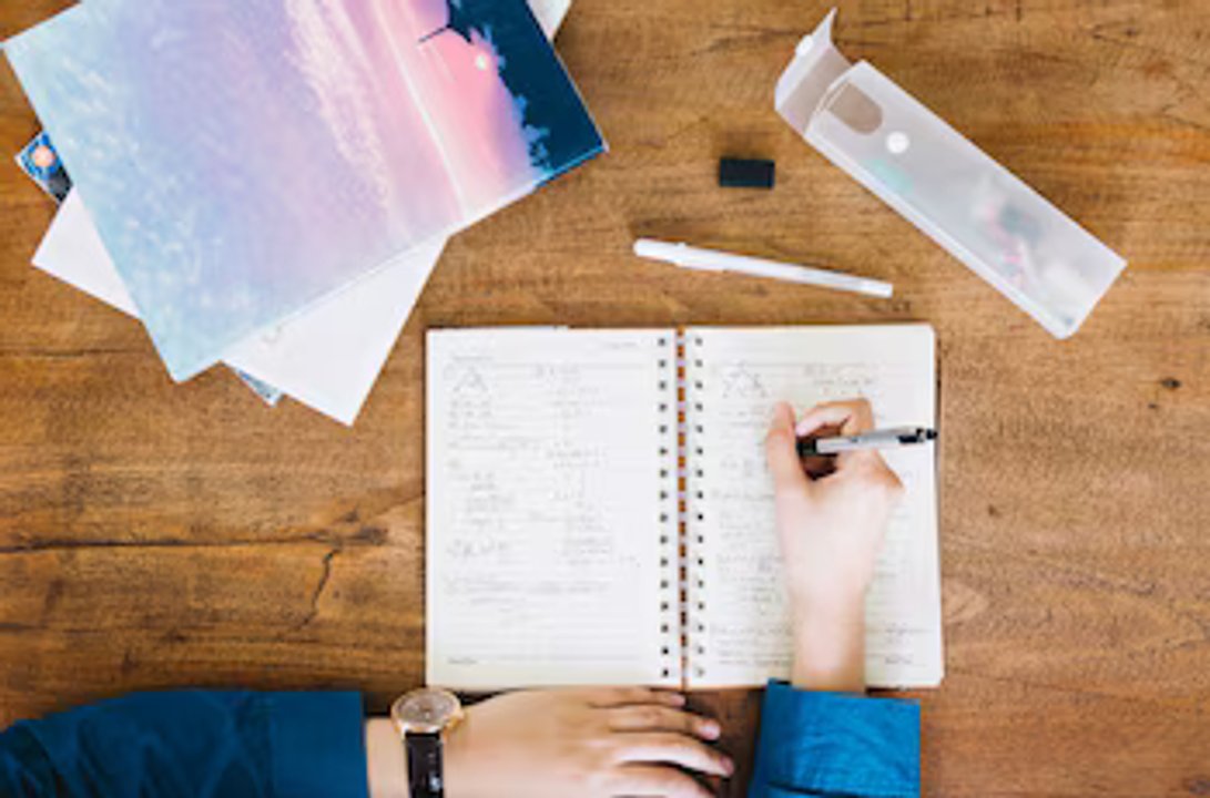 Imagen para el artículo: Cuál es el significado oculto de seguir utilizando una agenda de papel según la psicología
