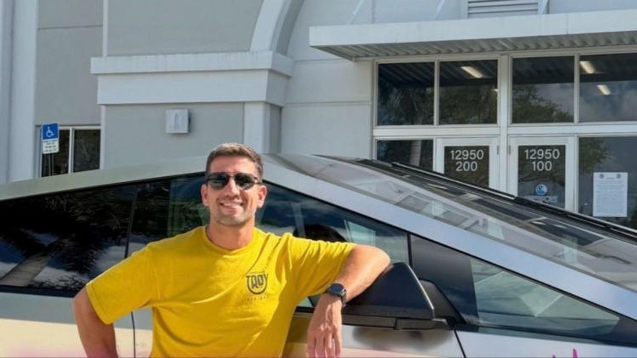 Imagen para el artículo: Este fue el “trabajo honesto” del diputado libertario Quintar para comprarse el Tesla