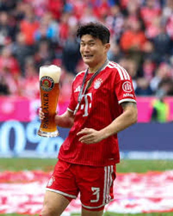 Imagen para el artículo: El festejo del defensor del Bayern Múnich, Kim Min-jae, regalándole su cerveza a los hinchas