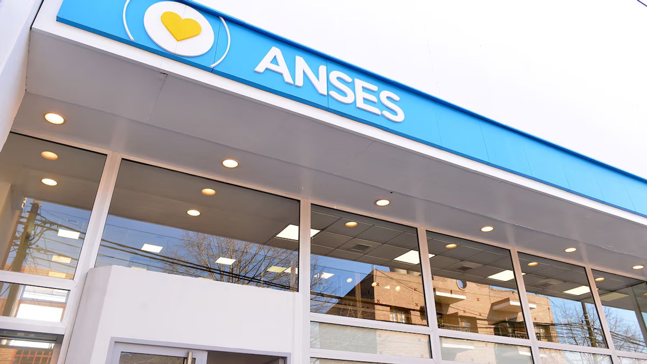 Imagen para el artículo: Cuánto podés cobrar si sos jubilado de ANSES con el aumento y el bono extra en junio 2026