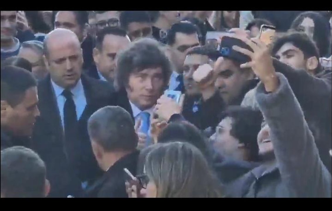 Imagen para el artículo: Milei fue a una universidad privada, lo recibieron con "un saludo para Adorni“ y estallaron las burlas en redes