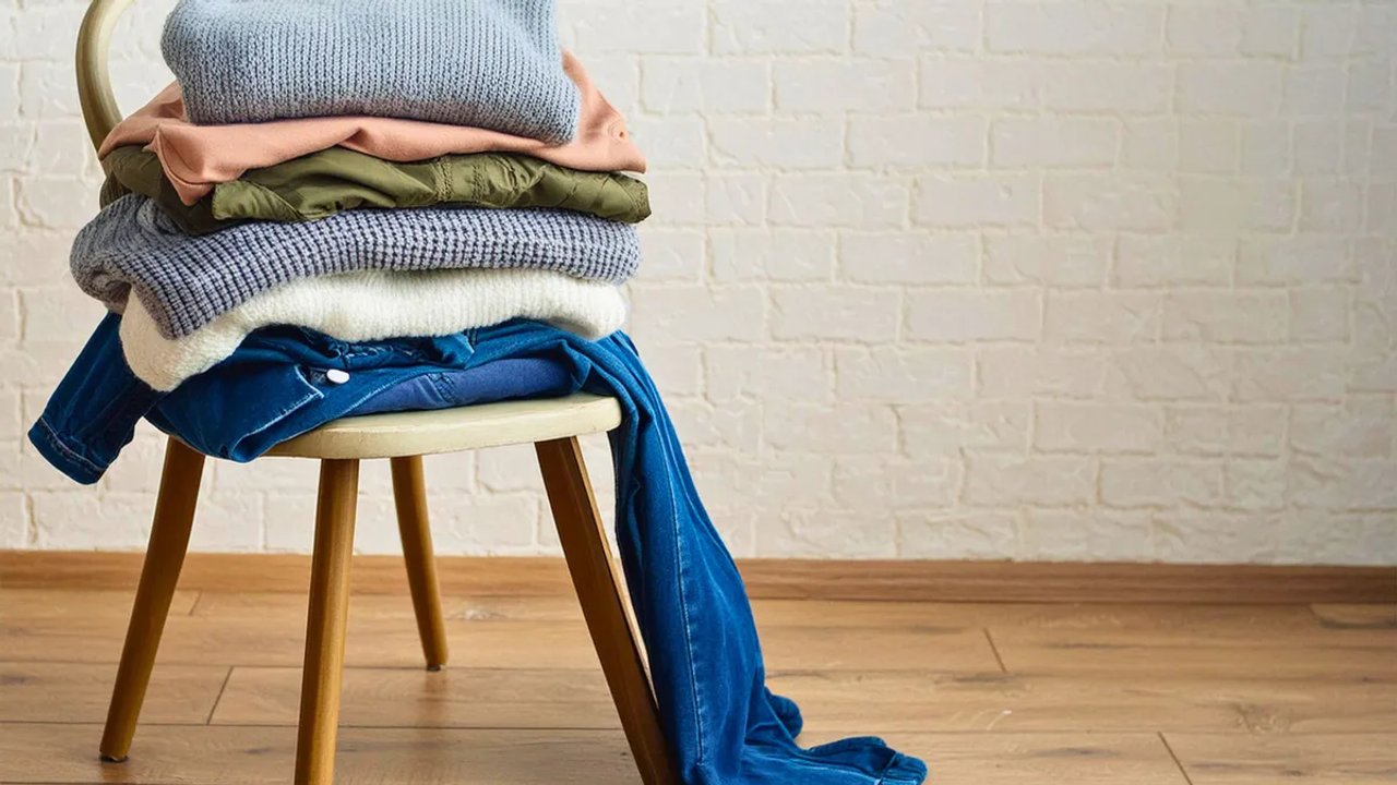 Imagen para el artículo: Cuál es el significado oculto de dejar ropa en la silla según la psicología