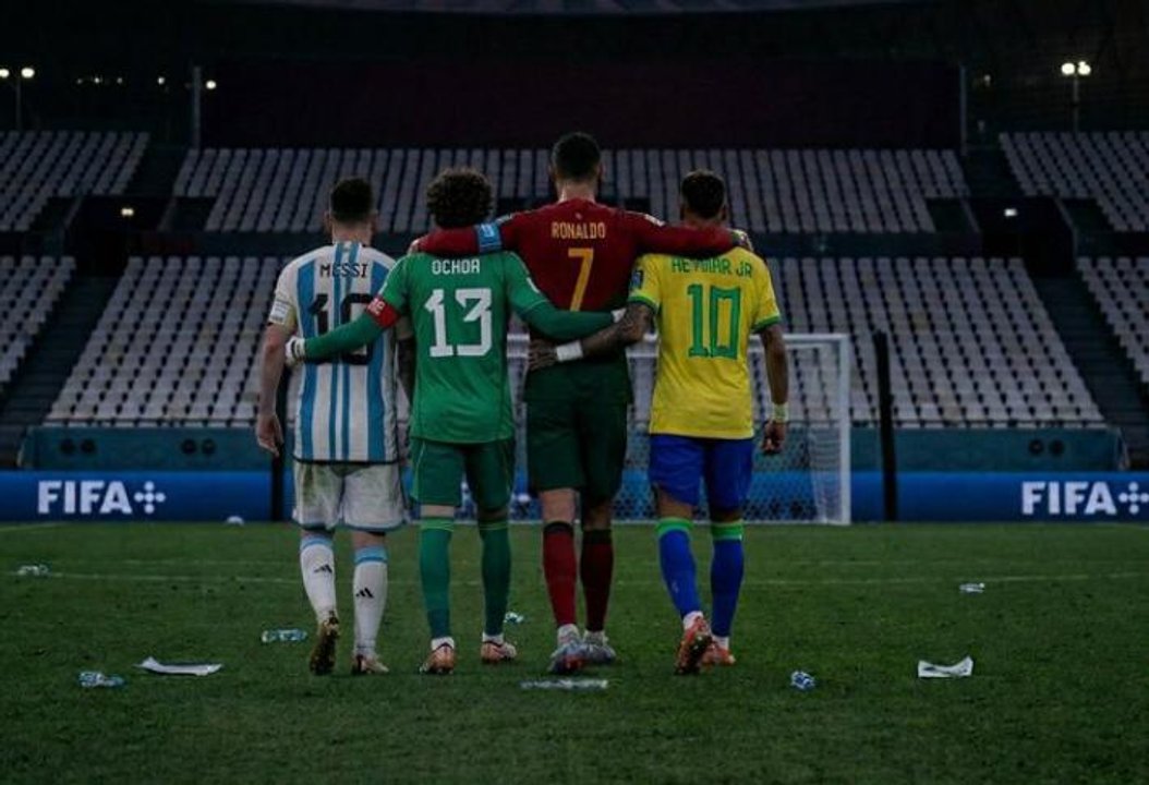 Imagen para el artículo: Desopilantes memes y chicanas por la presencia del mexicano Ochoa en un tuit viral de Messi, Neymar y CR7
