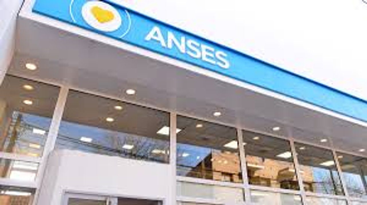 Imagen para el artículo: Este es el descuento del 20% que tienen los jubilados de ANSES y pocos conocen