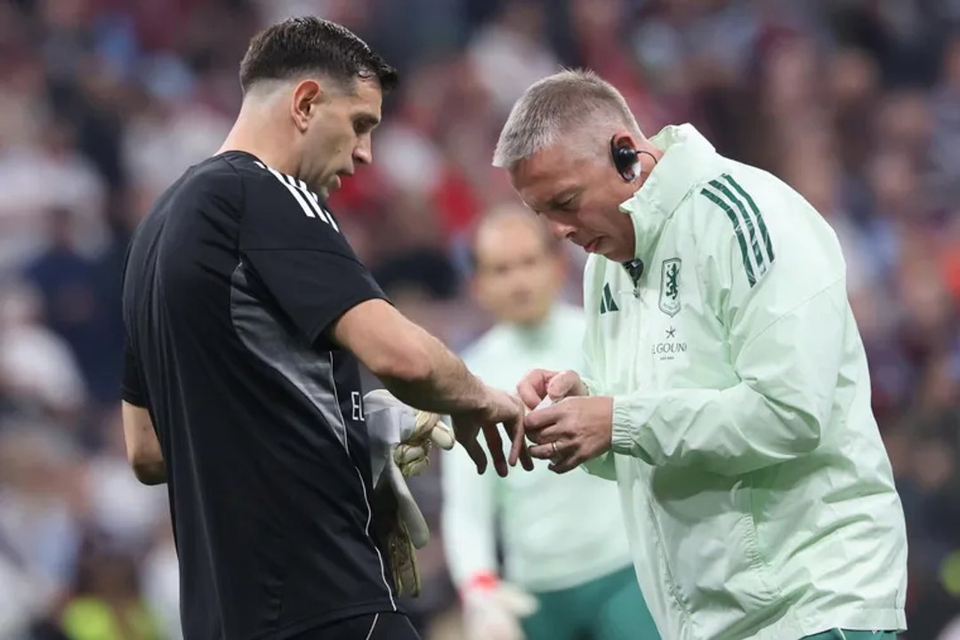 Imagen para el artículo: Así está el dedo del Dibu Maríntez tras la lesión en la final que consagró a Aston Villa