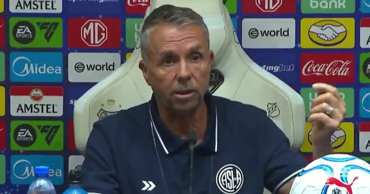 Imagen para el artículo: El enojo de Gustavo Álvarez con la directiva de Santos: “Me hicieron pasar por el medio de la torcida y me insultaron y pegaron”