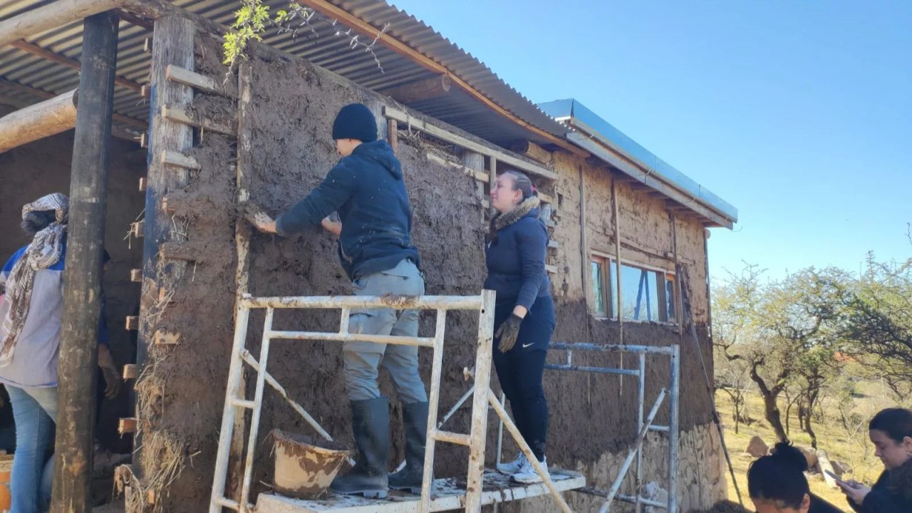 Imagen para el artículo: Construcción con barro y agua reciclada: así es la iniciativa sustentable que se destaca en el norte de Córdoba