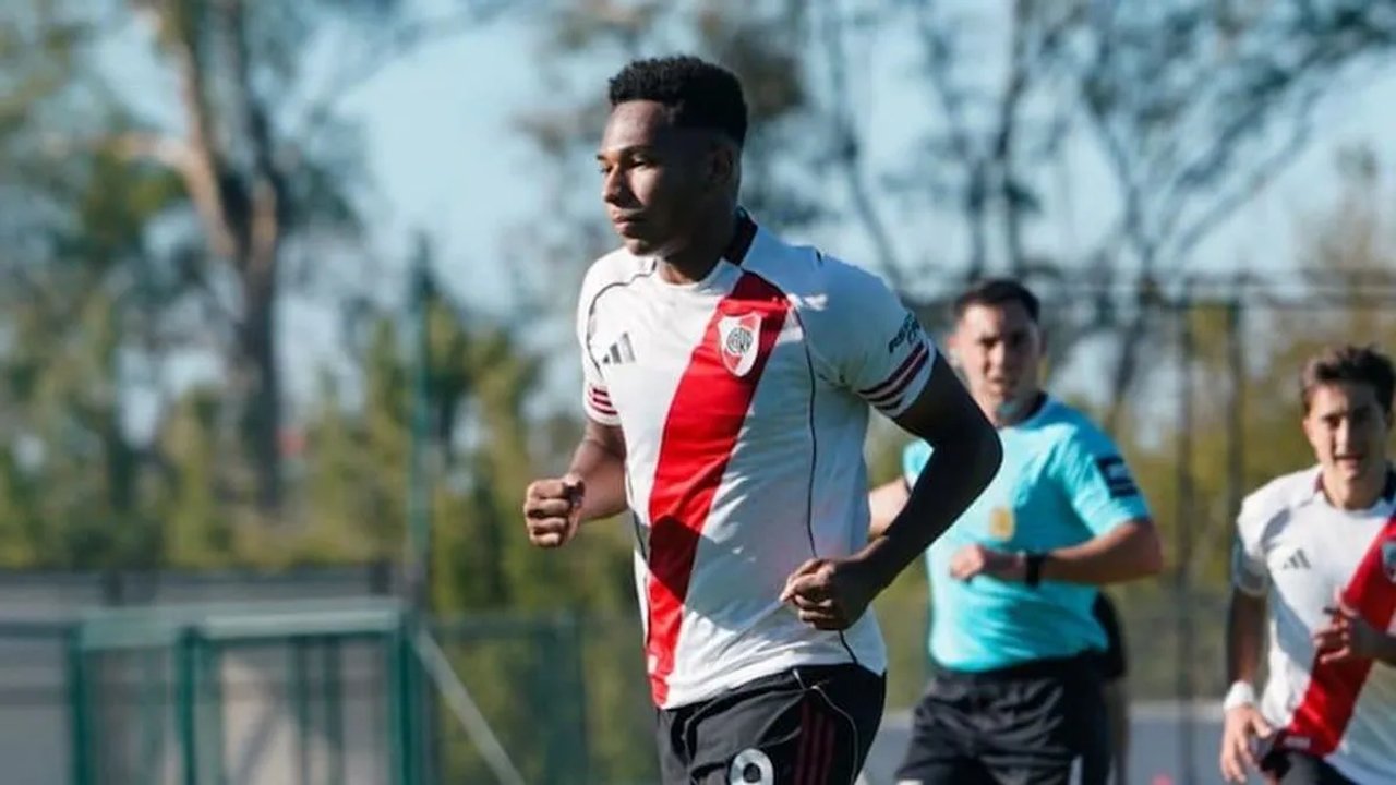 Imagen para el artículo: Cuál es la historia de Jonathan Spiff, el juvenil de River que debutó y tiene raíces nigerianas