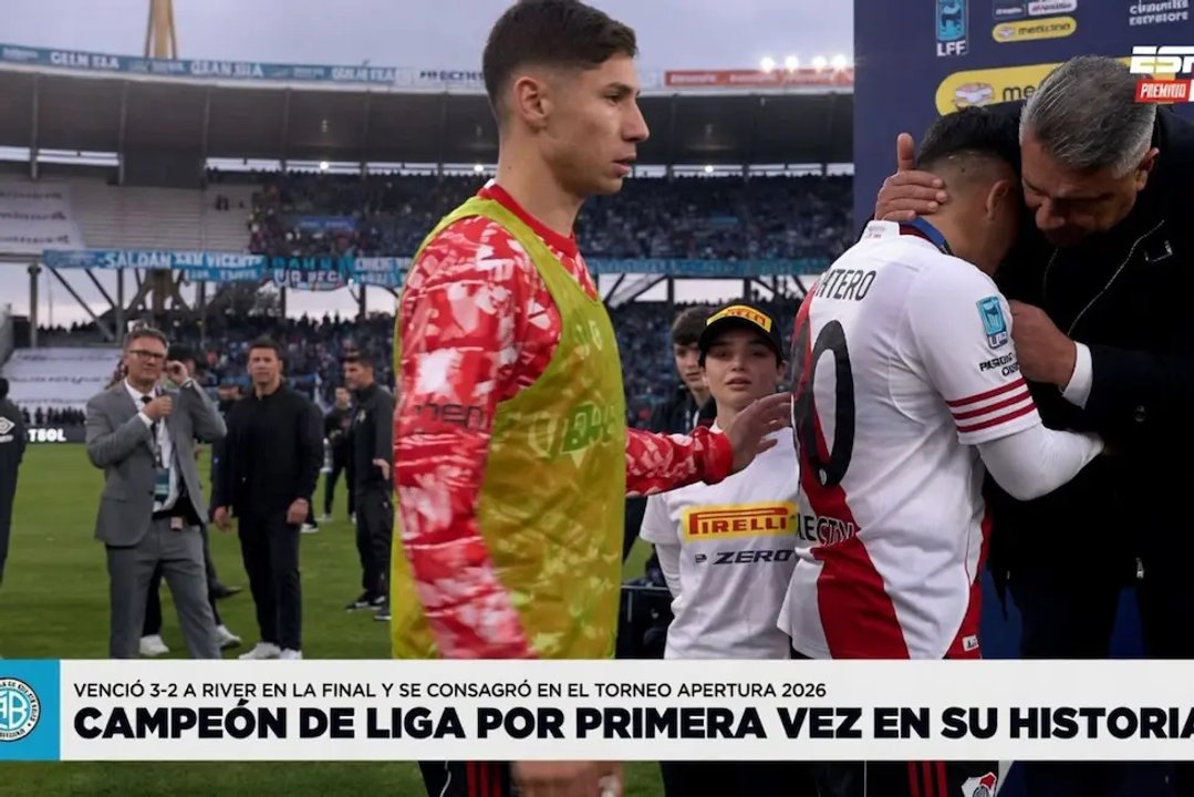 Imagen para el artículo: El desplante de Montiel a Chiqui Tapia al momento de subir a recibir la medalla de subcampeón