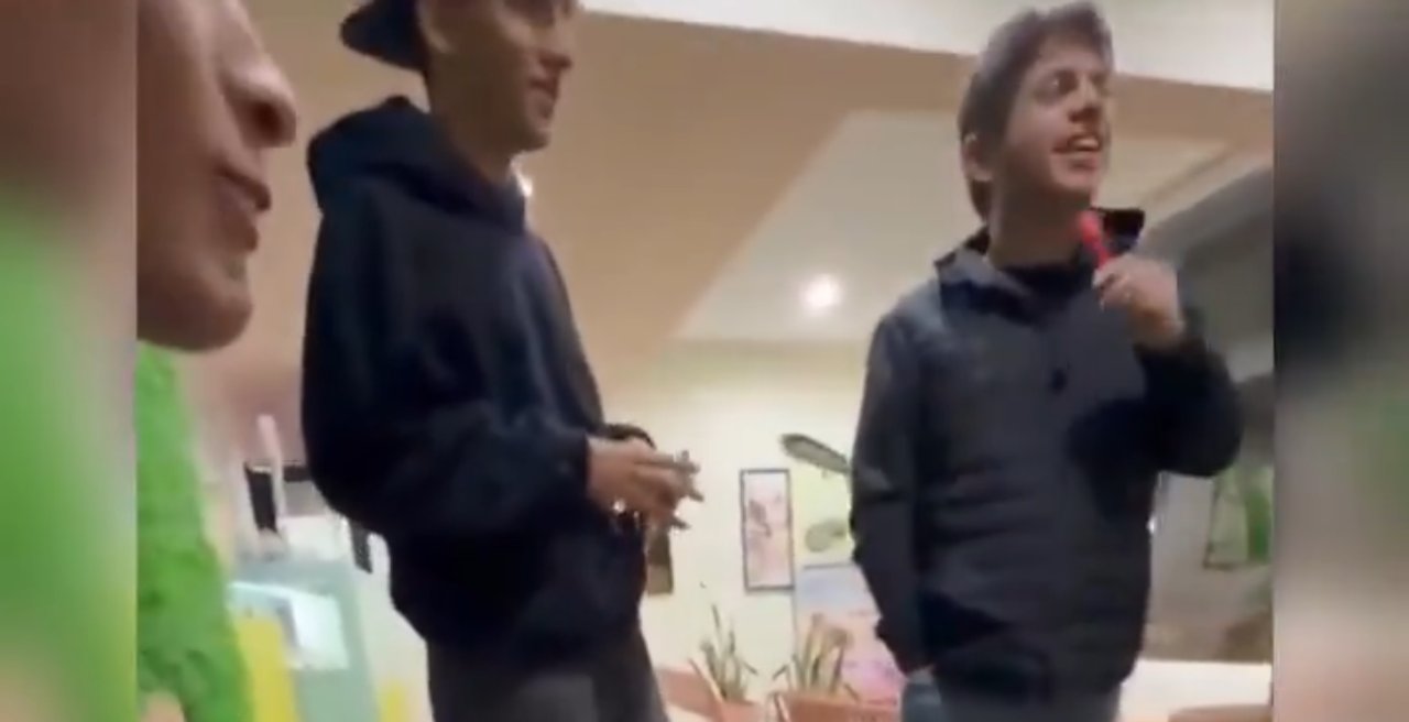 Imagen para el artículo: “Estás en una heladería y entra Kicillof”: el encuentro del gobernador con un grupo de adolescentes que se hizo viral