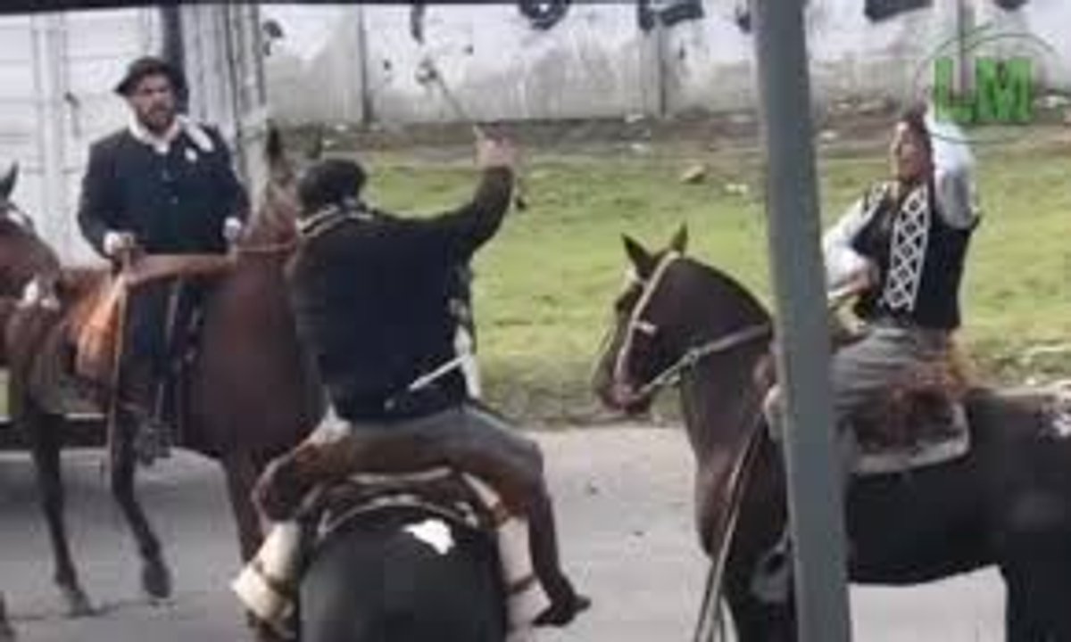 Imagen para el artículo: Se pudrió en pleno desfile patrio: dos jinetes a los rebencazos limpios delante de la multitud