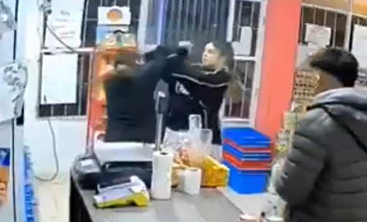 Imagen para el artículo: El video que explota en redes: fue a reclamar por unas papas fritas y terminó a las piñas con la cajera