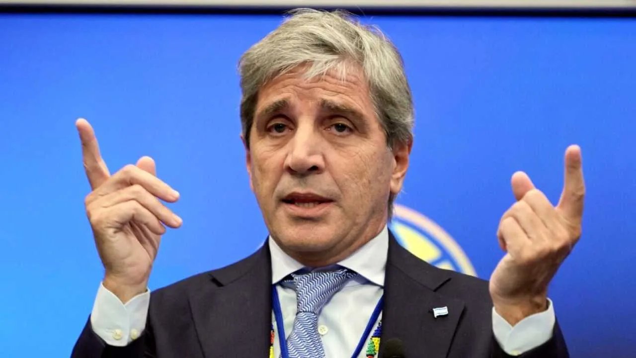 Imagen para el artículo: Como con cada dato negativo, Luis 'Toto‘ Caputo le echó la culpa al gobierno anterior