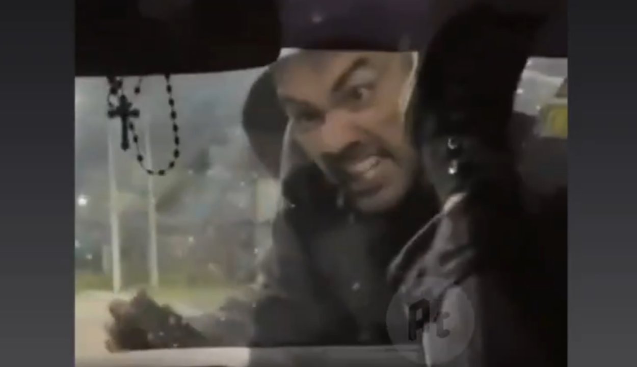Imagen para el artículo: Terrorífico video: hombre con perimetral se subió al capot del auto de su pareja gritando “sos mía o de nadie"