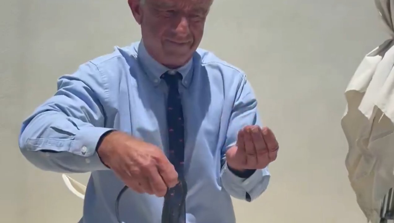 Imagen para el artículo: El bizarro video del Secretario de Salud de EE.UU. atrapando serpientes con las manos: una lo mordió en plena grabación