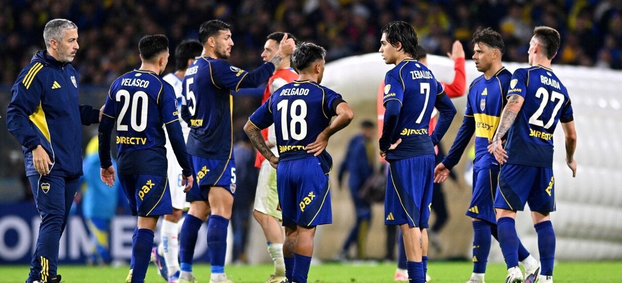 Imagen para el artículo: Furia de los hinchas de Boca tras el papelón de quedarse afuera de la Copa Libertadores ante Católica en la Bombonera