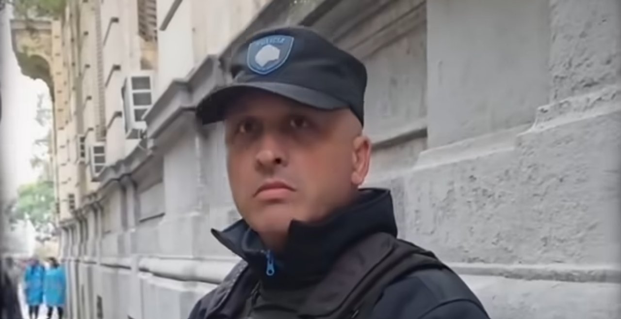 Imagen para el artículo: Escarcharon a policía grabando a estudiantes menores durante una protesta en el Carlos Pellegrini