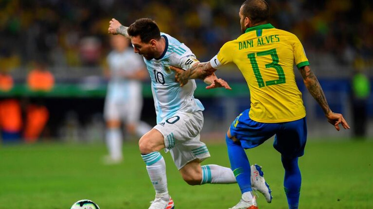 Imagen para el artículo: Dani Alves le declaró su amor incondicional a Messi y hasta lo comparó con Cristo