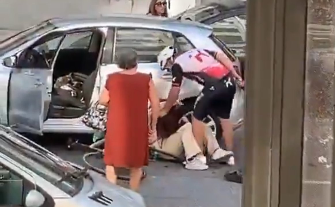 Imagen para el artículo: El brutal ataque de un ciclista a una mujer porque abrió la puerta de su auto y casi lo choca