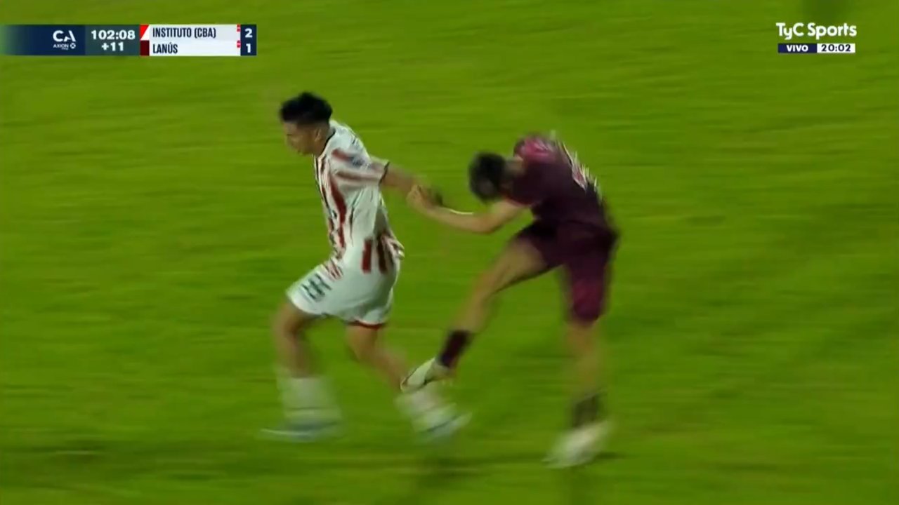 Imagen para el artículo: La patada criminal del delantero de Lanús, Lucas Besozzi, que le costó la roja directa