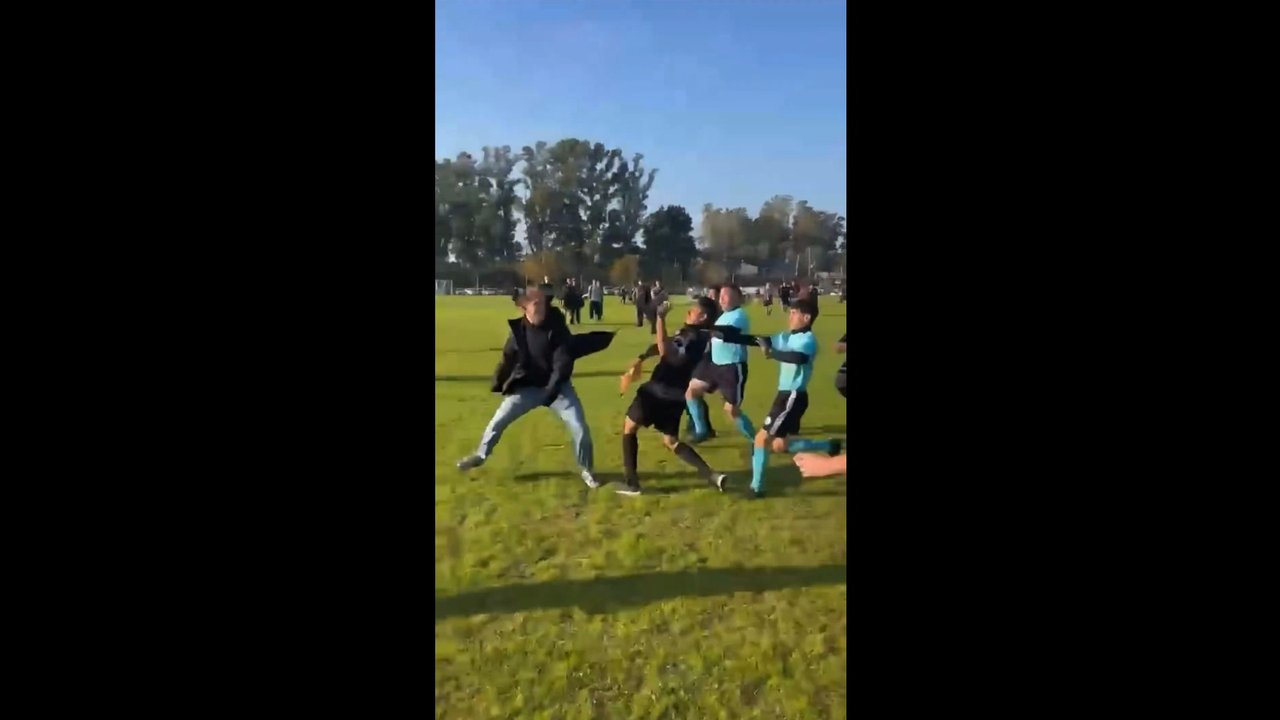 Imagen para el artículo: Batalla campal en un torneo de fútbol amateur: los árbitros se la agarraron contra los jugadores de un equipo que los insultaba