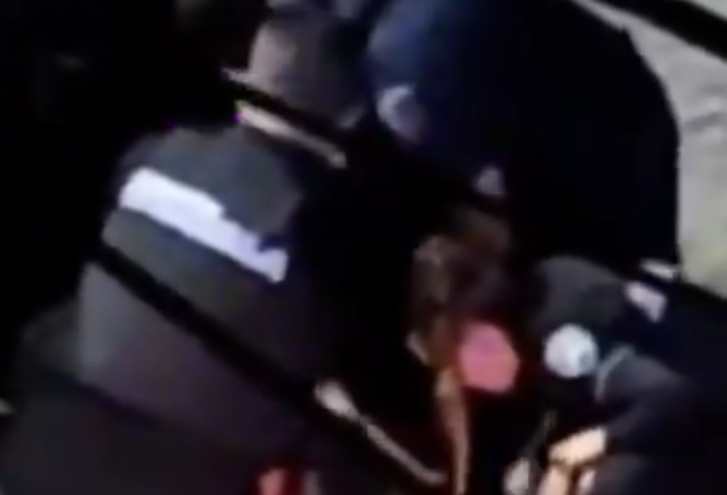 Imagen para el artículo: “Qué lindo, nunca pegué tanto”: grave episodio de violencia policial captado en cámara genera indignación