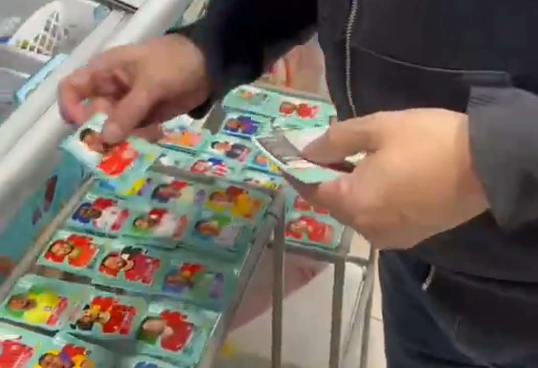 Imagen para el artículo: Un genio: kiosquero que abre los paquetes de figuritas y las vende por unidad se hizo viral en las redes