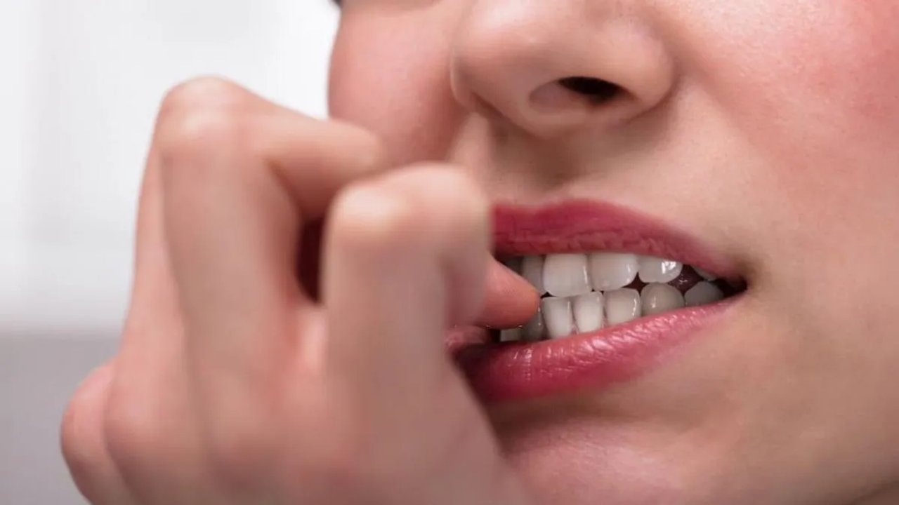 Imagen para el artículo: Cuál es el significado oculto de comerse las uñas según la psicología