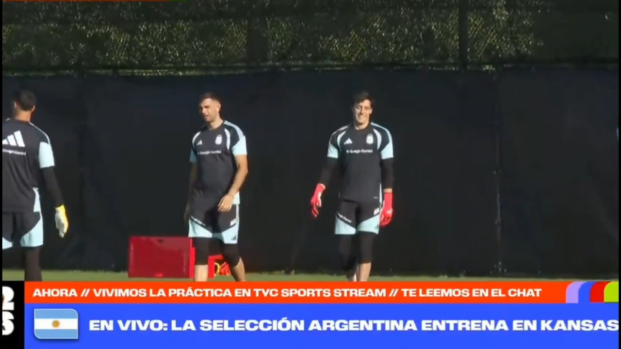 Imagen para el artículo: El arquero del futuro: las imágenes de Santiago Beltrán entrenando con el Dibu Martínez que volvieron locos a los hinchas de River