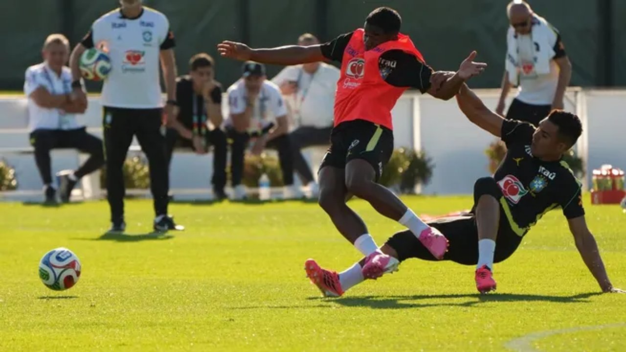 Imagen para el artículo: La brutal patada de Casemiro a Endrick que alteró a la prensa y redes en Brasil