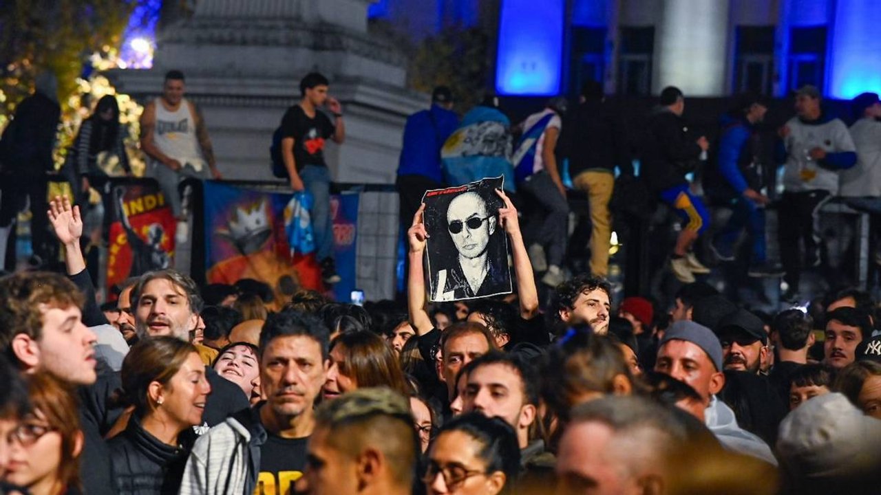 Imagen para el artículo: “Su cuerpo estará allí”: los emotivos mensajes de los fanáticos para la familia del Indio Solari por el velatorio en Avellaneda