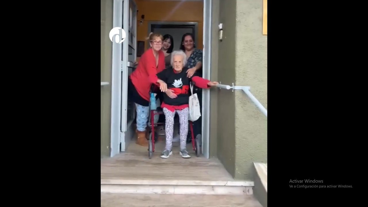 Imagen para el artículo: Con una remera de Los Redondos una abuela salió a la puerta del geriátrico para a saludar a los fans que hacen fila para despedir al Indio