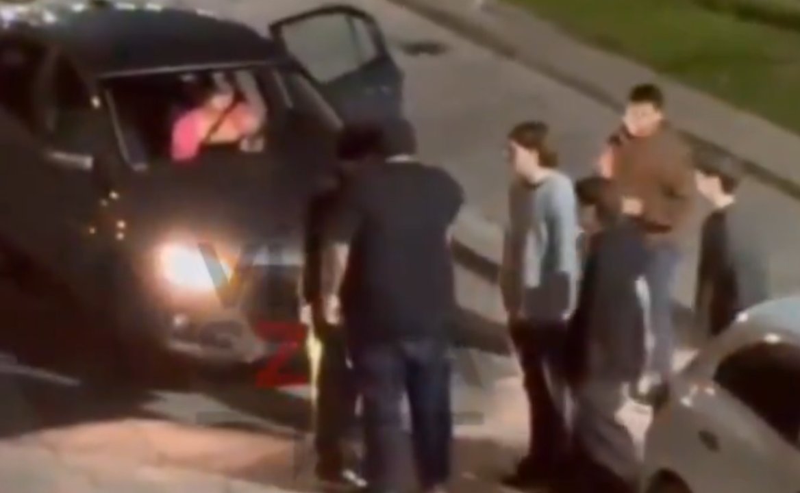 Imagen para el artículo: Fuerte video: discutían por una pelea de tránsito, lo empujó y un auto que pasaba lo atropelló