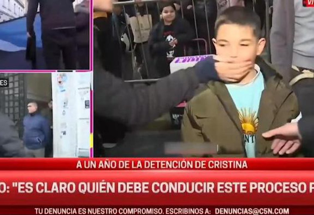 Imagen para el artículo: Imperdible momento: un nene pidió por “Cristina libre” y cuando iba a insultar a Milei apareció la madre y le tapó la boca
