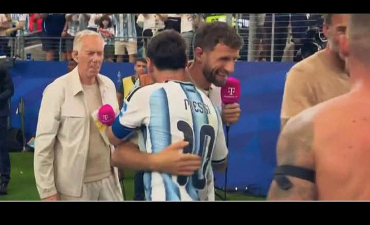Imagen para el artículo: La imagen que recorre el mundo: las leyendas del fútbol se rinden ante Messi tras otra noche histórica