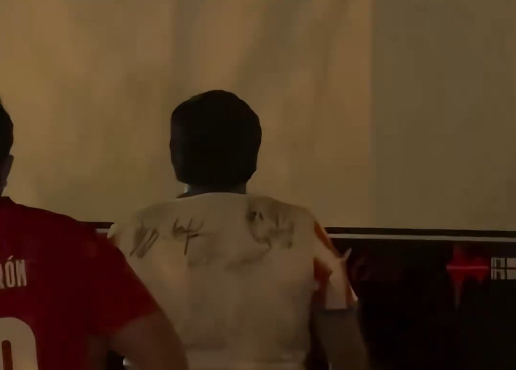 Imagen para el artículo: Se apagó la televisión justo antes del penal del triunfo y la reacción de los hinchas paraguayos hizo estallar las redes