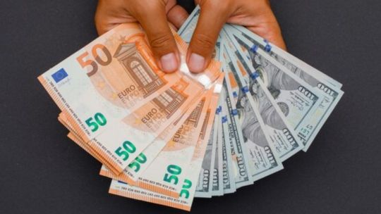 Imagen para el artículo: Cotización del euro y euro blue hoy, martes 19 de mayo