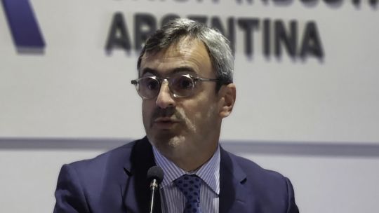 Imagen para el artículo: La UIA se reunió con Luis Caputo y reclamó medidas urgentes para aliviar la crisis industrial y PyME