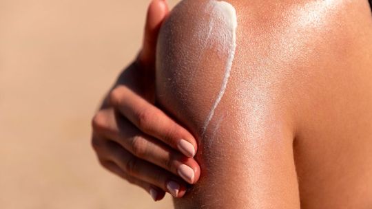 Imagen para el artículo: Cáncer de piel en invierno: por qué no hay que abandonar el protector solar durante los meses fríos