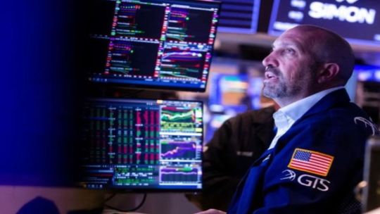Imagen para el artículo: El Merval cayó hasta 2% y el mercado sigue sin encontrar piso