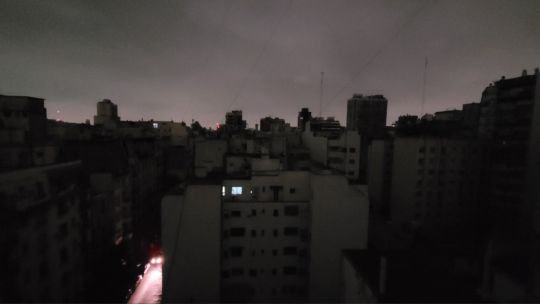 Imagen para el artículo: Masivo apagón en CABA por el incendio de una subestación de Edesur: en la madrugada hubo casi 100.000 afectados
