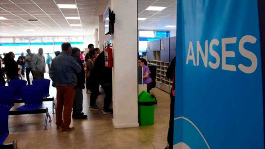 Imagen para el artículo: Cronograma de junio: cuándo cobran los beneficiarios de ANSES con documentos terminados en 6 y 7